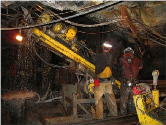 Ein guter Preis. Erforschungs-Untertageölplattform-leistungsfähige Kanonenbohrer-Maschine Online
